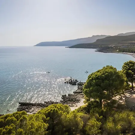 By The Sea * 卡德哈米利