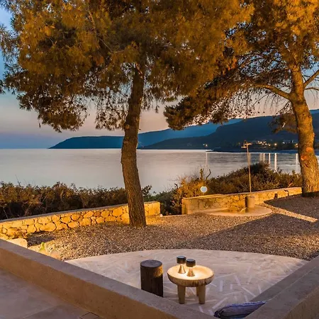 By The Sea 度假居 *